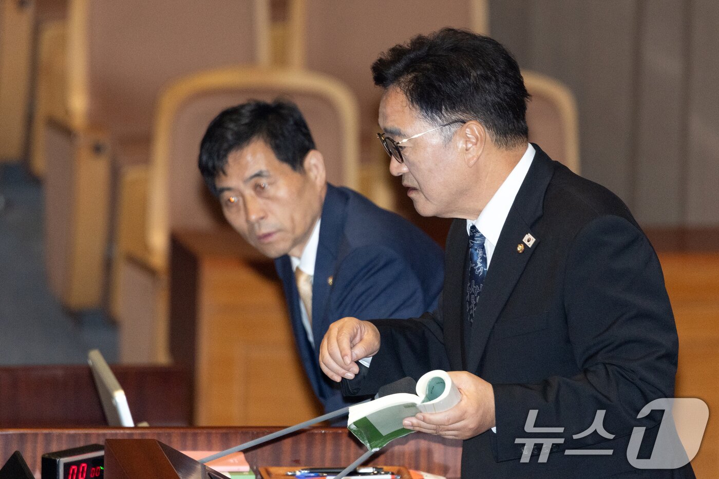 본문 이미지 - 우원식 국회의장이 25일 서울 여의도 국회에서 열린 제429회국회&#40;정기회&#41; 9차 본회의에서 신속처리안건 지정과 관련한 투표 항의에 국회법을 손에 들고 여야 원내대표들에게 설명하고 있다. 2025.9.25/뉴스1 ⓒ News1 이승배 기자