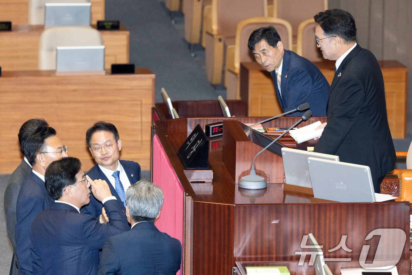 (서울=뉴스1) 이승배 기자 = 25일 서울 여의도 국회에서 열린 제429회국회(정기회) 9차 본회의에서 공익신고자 보호법 일부개정법률안에 대한 신속처리안건(패스트트랙) 지정동의의 …