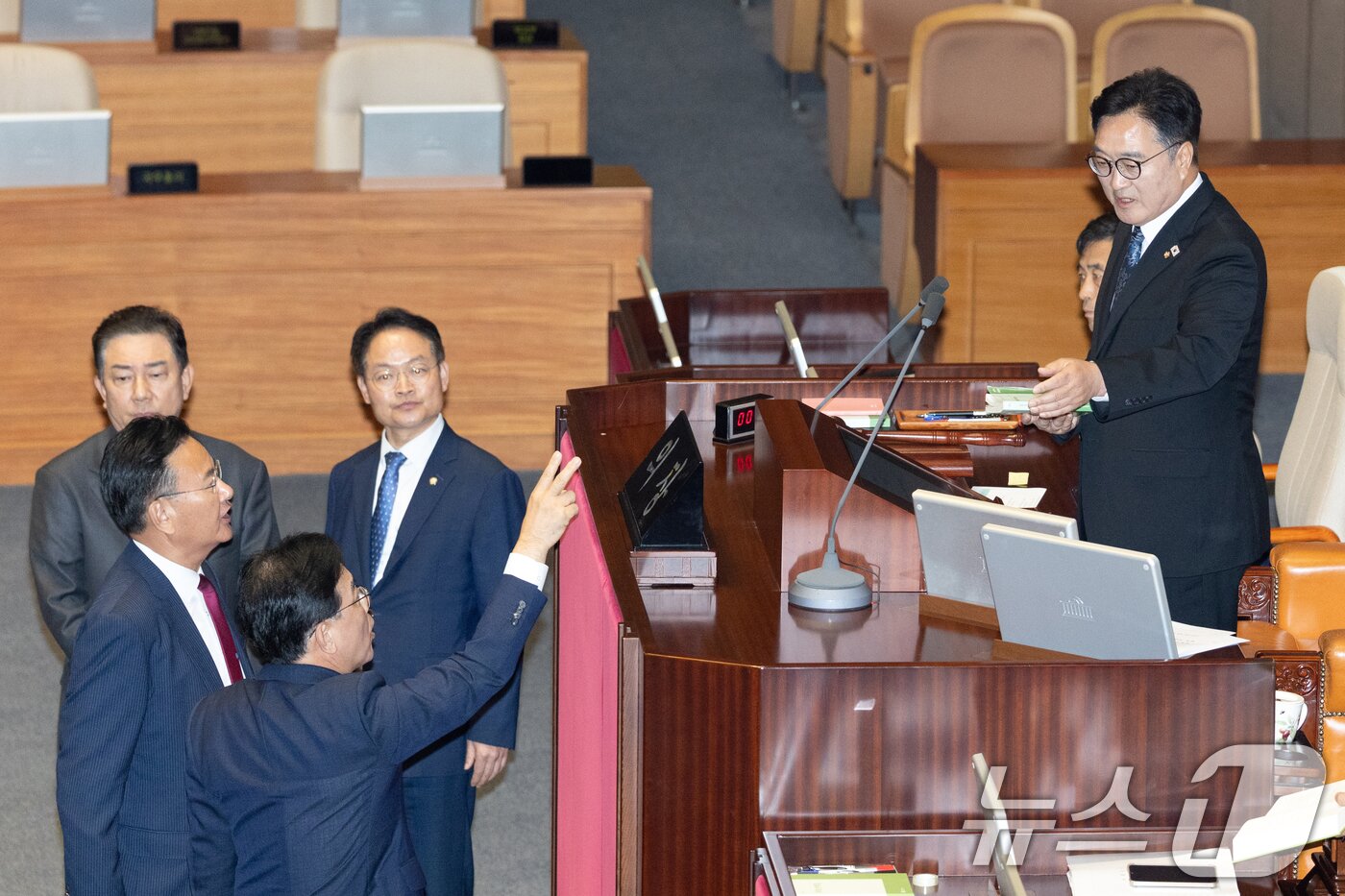 본문 이미지 - 25일 서울 여의도 국회에서 열린 제429회국회&#40;정기회&#41; 9차 본회의에서 공익신고자 보호법 일부개정법률안에 대한 신속처리안건&#40;패스트트랙&#41; 지정동의의 건 등에 대한 무기명 투표 후 투표수가 의원 명패 수보다 1개 많자 송언석 국민의힘 원내대표가 우원식 국회의장에게 항의하고 있다. 2025.9.25/뉴스1 ⓒ News1 이승배 기자