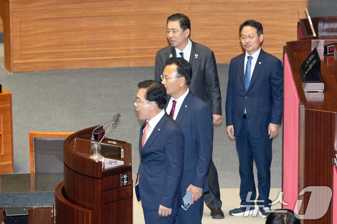 본문 이미지 - 25일 서울 여의도 국회에서 열린 제429회국회&#40;정기회&#41; 9차 본회의에서 공익신고자 보호법 일부개정법률안에 대한 신속처리안건&#40;패스트트랙&#41; 지정동의의 건 등에 대한 무기명 투표 후 투표수가 의원 명패 수보다 1개 많자 송언석 국민의힘 원내대표가 우원식 국회의장에게 항의한 뒤, 민주당 의원들에게도 소리치고 있다. 2025.9.25/뉴스1 ⓒ News1 이승배 기자