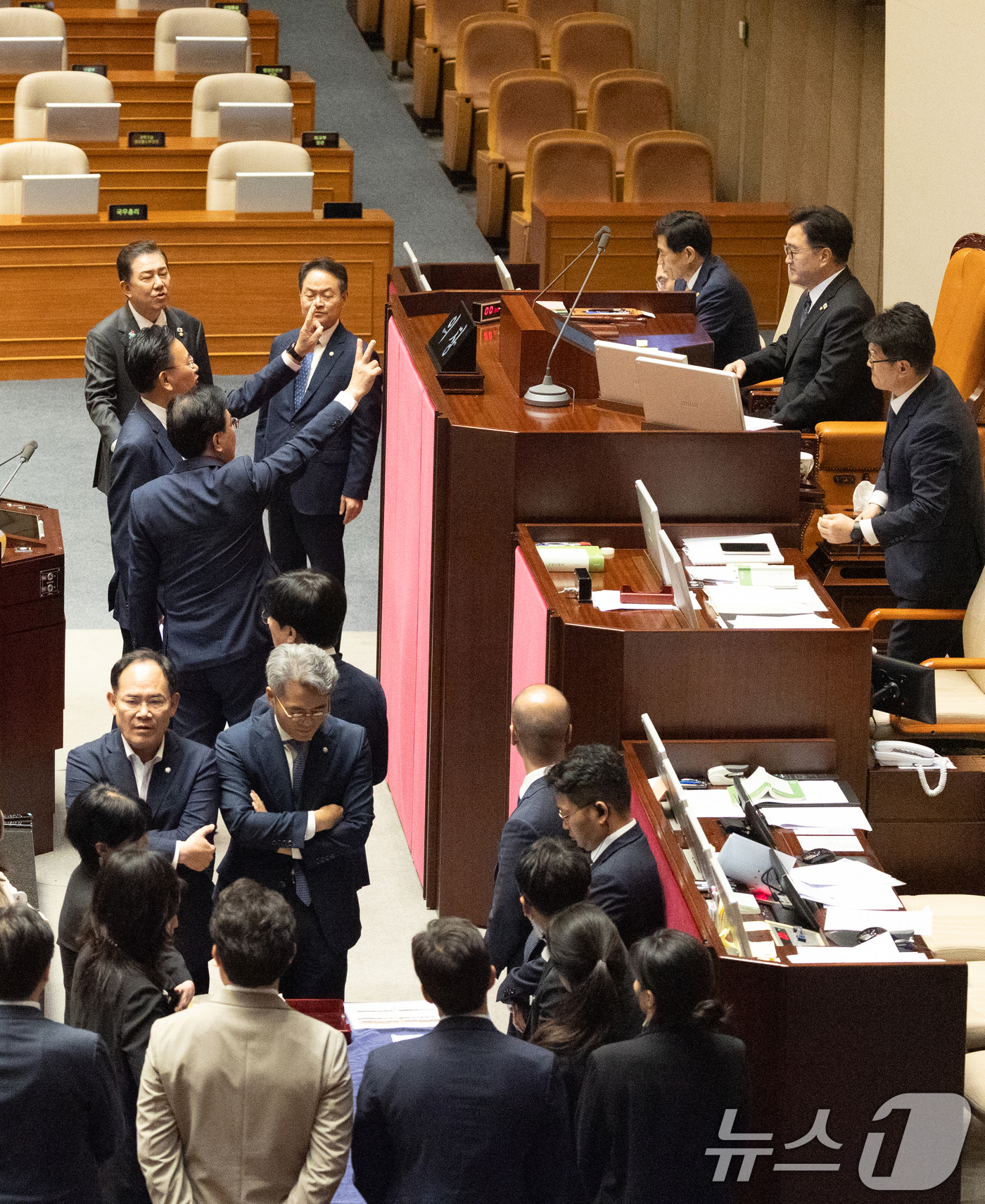 (서울=뉴스1) 이승배 기자 = 25일 서울 여의도 국회에서 열린 제429회국회(정기회) 9차 본회의에서 공익신고자 보호법 일부개정법률안에 대한 신속처리안건(패스트트랙) 지정동의의 …