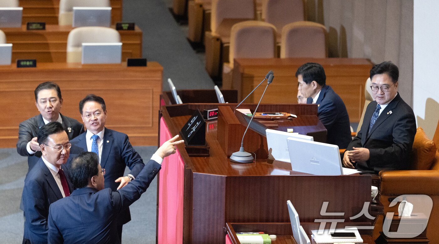 본문 이미지 - 25일 서울 여의도 국회에서 열린 제429회국회&#40;정기회&#41; 9차 본회의에서 공익신고자 보호법 일부개정법률안에 대한 신속처리안건&#40;패스트트랙&#41; 지정동의의 건 등에 대한 무기명 투표 후 투표수가 의원 명패 수보다 1개 많자 송언석 국민의힘 원내대표가 우원식 국회의장에게 항의하고 있다. 2025.9.25/뉴스1 ⓒ News1 이승배 기자