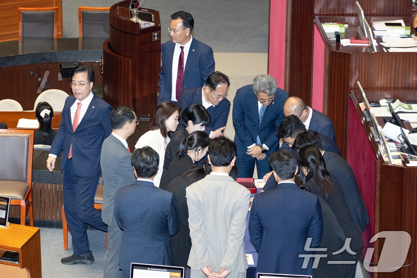 본문 이미지 - 25일 서울 여의도 국회에서 열린 제429회국회&#40;정기회&#41; 9차 본회의에서 공익신고자 보호법 일부개정법률안에 대한 신속처리안건&#40;패스트트랙&#41; 지정동의의 건 등에 대한 무기명 투표 후 투표수가 의원 명패 수보다 1개 많자 송언석 국민의힘 원내대표가 우원식 국회의장에게 항의를 마치고 자리로 향하고 있다. 2025.9.25/뉴스1 ⓒ News1 이승배 기자