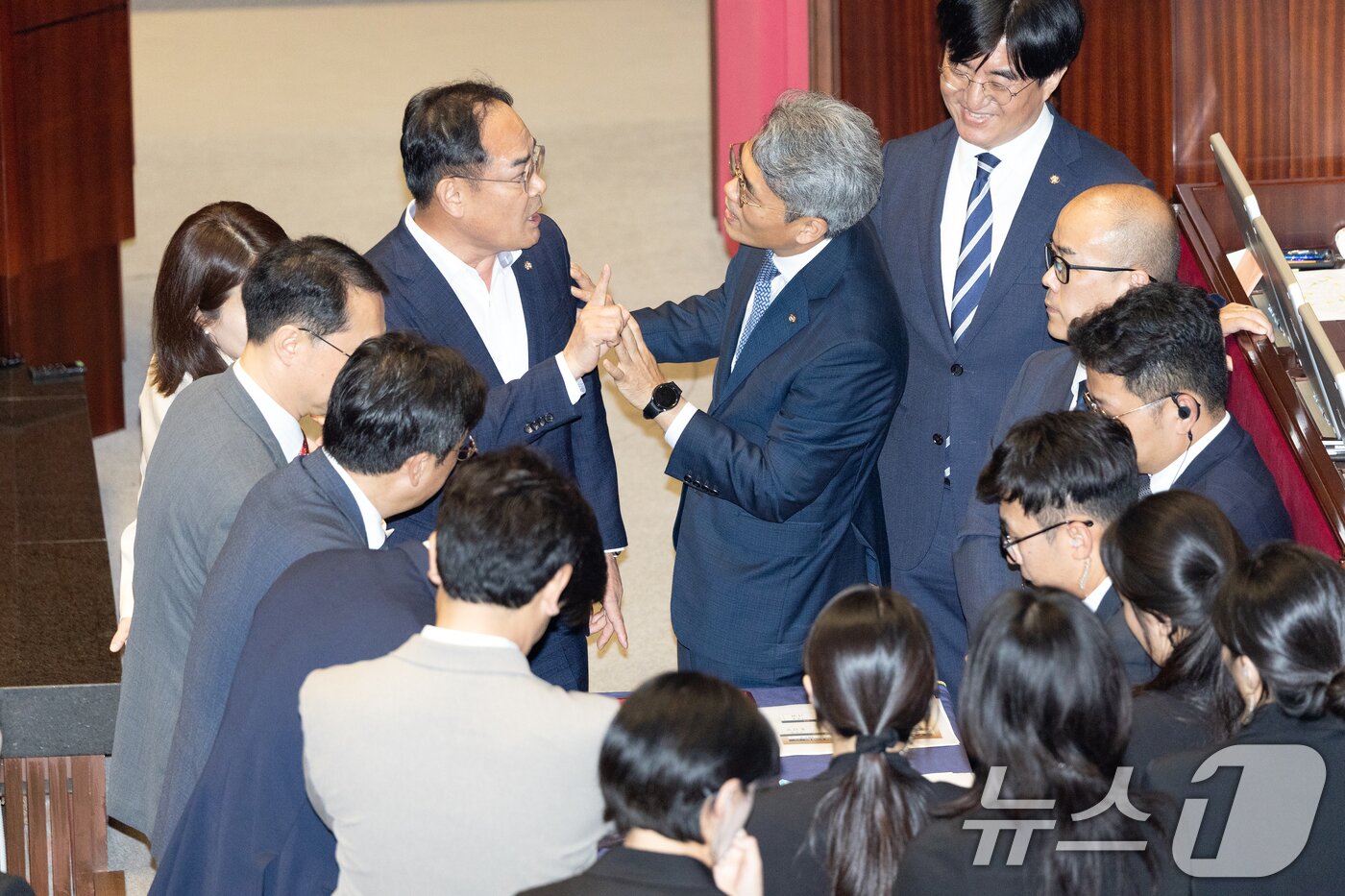 본문 이미지 - 25일 서울 여의도 국회에서 열린 제429회국회&#40;정기회&#41; 9차 본회의에서 공익신고자 보호법 일부개정법률안에 대한 신속처리안건&#40;패스트트랙&#41; 지정동의의 건 등에 대한 무기명 투표 후 개표 중 감표 위원인 김기표 더불어민주당 의원과 임종득 국민의힘 의원이 무효표 기준 등으로 논쟁하고 있다. 2025.9.25/뉴스1 ⓒ News1 이승배 기자