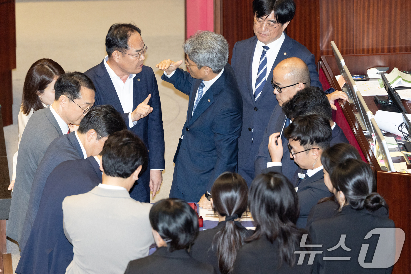 (서울=뉴스1) 이승배 기자 = 25일 서울 여의도 국회에서 열린 제429회국회(정기회) 9차 본회의에서 공익신고자 보호법 일부개정법률안에 대한 신속처리안건(패스트트랙) 지정동의의 …