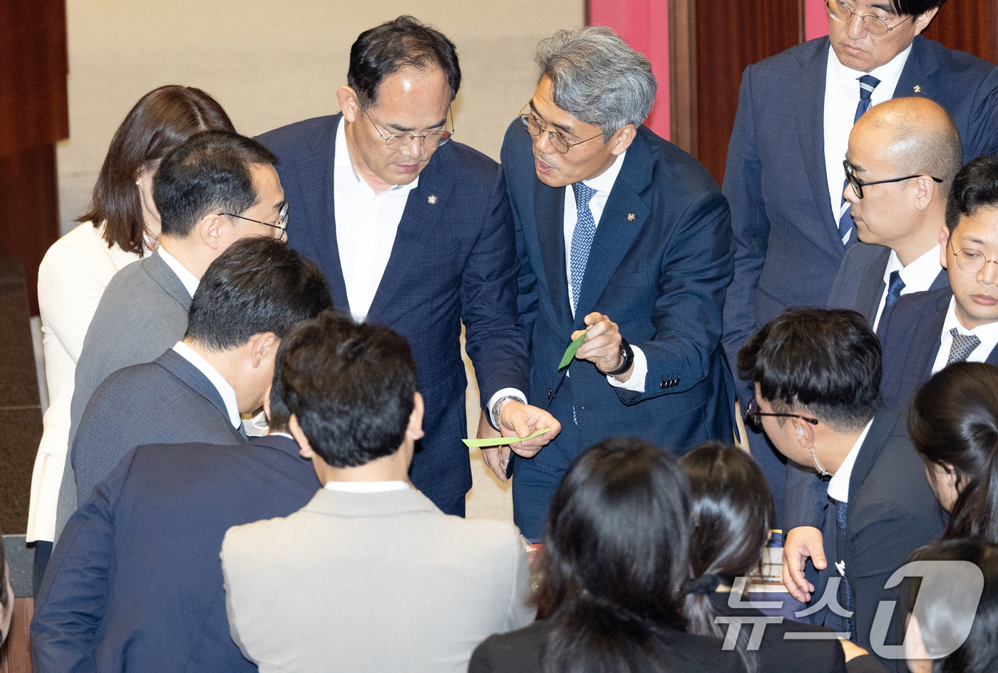 (서울=뉴스1) 이승배 기자 = 25일 서울 여의도 국회에서 열린 제429회국회(정기회) 9차 본회의에서 공익신고자 보호법 일부개정법률안에 대한 신속처리안건(패스트트랙) 지정동의의 …