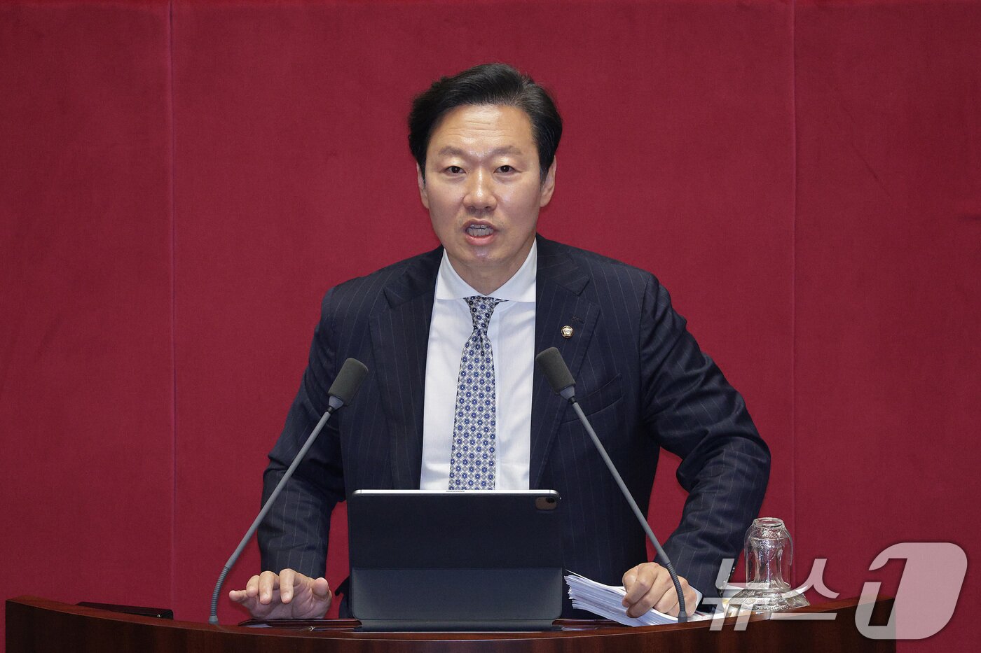 본문 이미지 - 박수민 국민의힘 의원이 25일 서울 여의도 국회에서 열린 제 429회 국회&#40;정기회&#41; 제9차 본회의에서 정부조직법 일부개정법률안&#40;대안&#41;에 대한 무제한 토론&#40;필리버스터&#41;을 하고 있다. 2025.9.25/뉴스1 ⓒ News1 신웅수 기자