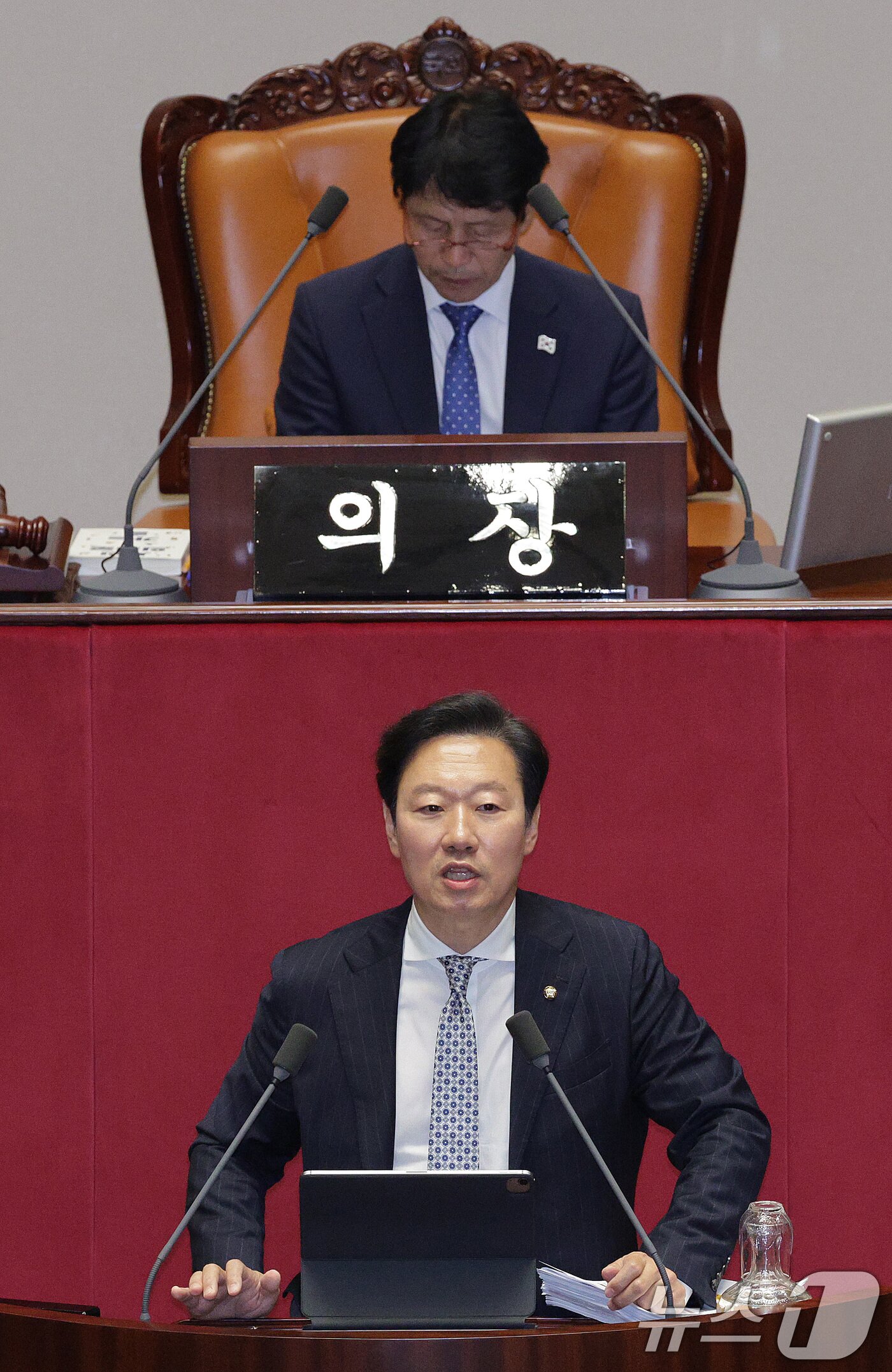 본문 이미지 - 박수민 국민의힘 의원이 25일 서울 여의도 국회에서 열린 제 429회 국회&#40;정기회&#41; 제9차 본회의에서 정부조직법 일부개정법률안&#40;대안&#41;에 대한 무제한 토론&#40;필리버스터&#41;을 하고 있다. 2025.9.25/뉴스1 ⓒ News1 신웅수 기자