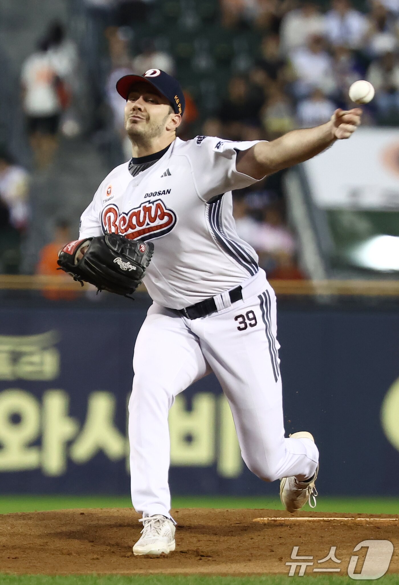 본문 이미지 - 25일 오후 서울 송파구 잠실야구장에서 열린 프로야구 &#39;2025 신한 SOL뱅크 KBO 리그&#39; 한화 이글스와 두산 베어스의 경기에서 두산 선발 잭 로그가 역투하고 있다. 2025.9.25/뉴스1 ⓒ News1 김민지 기자