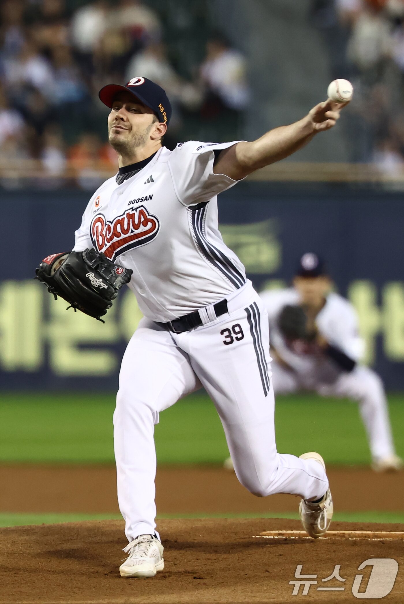 본문 이미지 - 25일 오후 서울 송파구 잠실야구장에서 열린 프로야구 '2025 신한 SOL뱅크 KBO 리그' 한화 이글스와 두산 베어스의 경기에서 두산 선발 잭 로그가 역투하고 있다. 2025.9.25/뉴스1 ⓒ News1 김민지 기자