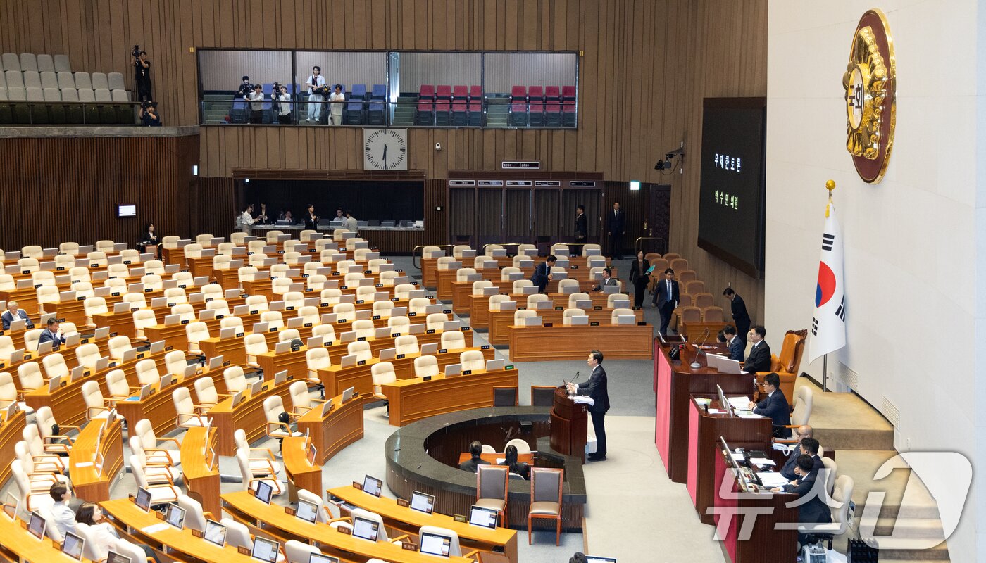 본문 이미지 - 박수민 국민의힘 의원이 25일 서울 여의도 국회에서 열린 제429회국회&#40;정기회&#41; 9차 본회의에서 정부조직법 일부개정법률안에 대한 무제한 토론&#40;필리버스터&#41;을 하고 있다. 2025.9.25/뉴스1 ⓒ News1 이승배 기자