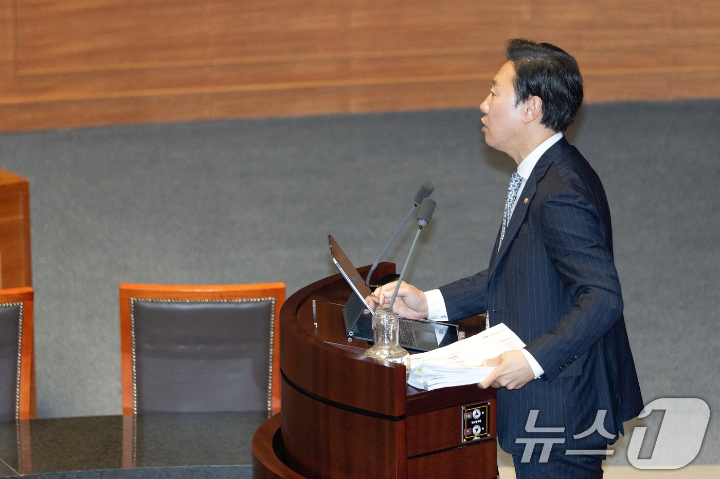 본문 이미지 - 박수민 국민의힘 의원이 25일 서울 여의도 국회에서 열린 제429회국회(정기회) 9차 본회의에서 정부조직법 일부개정법률안에 대한 무제한 토론(필리버스터)을 하고 있다. 2025.9.25/뉴스1 ⓒ News1 이승배 기자