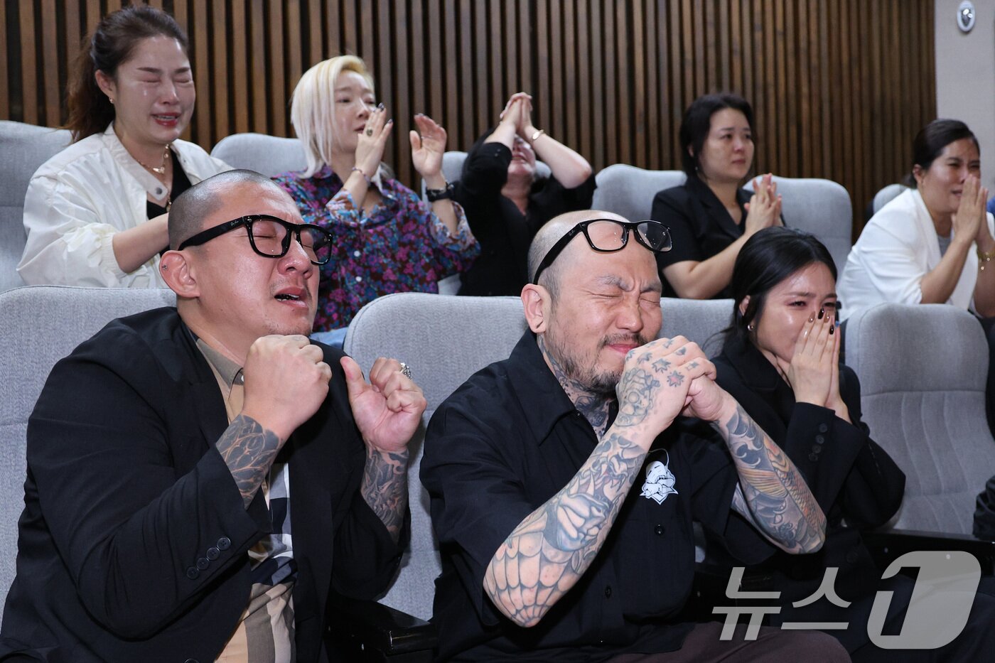 본문 이미지 - 25일 서울 여의도 국회에서 열린 제 429회 국회&#40;정기회&#41; 제9차 본회의에서 문신사법안&#40;대안&#41;이 통과되자 문신 합법화에 찬성하는 방청객들이 환호하고 있다. 2025.9.25/뉴스1 ⓒ News1 신웅수 기자