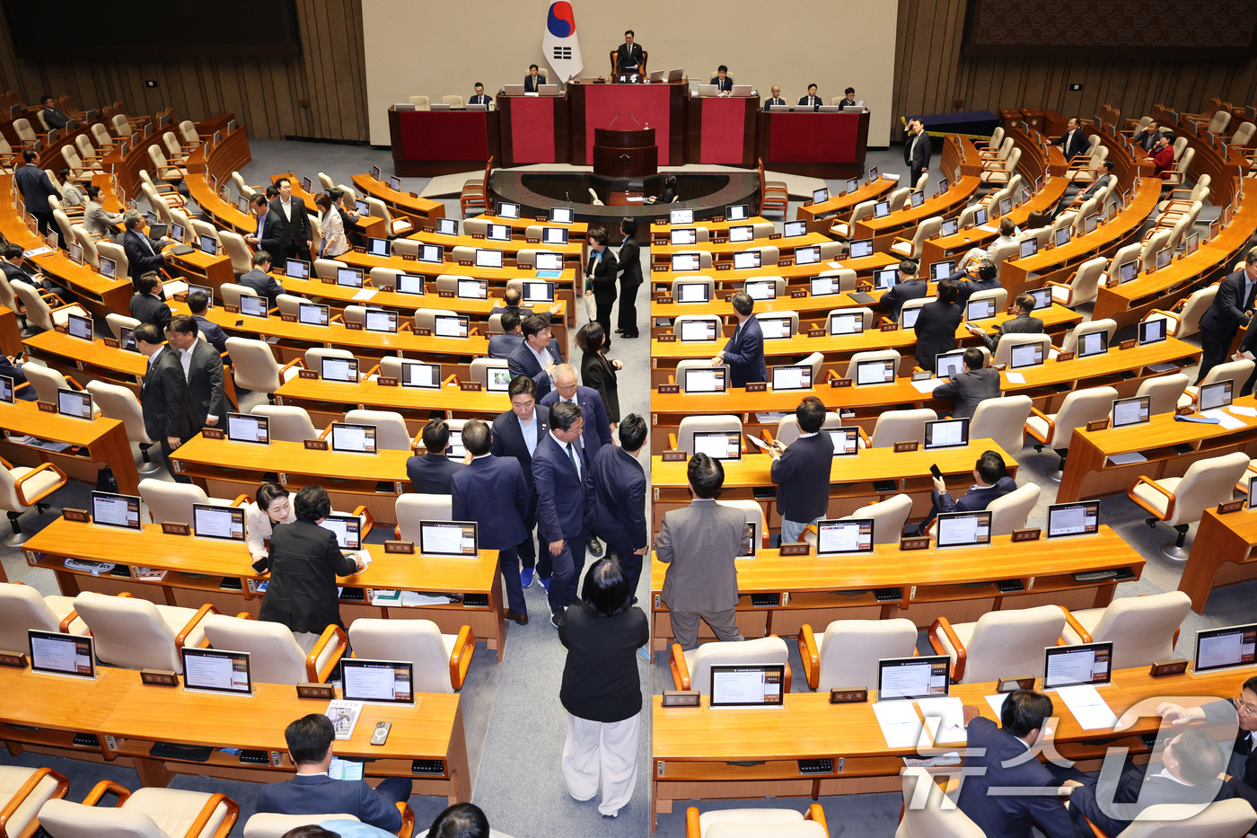 (서울=뉴스1) 신웅수 기자 = 25일 서울 여의도 국회에서 열린 제 429회 국회(정기회) 제9차 본회의에서 정부조직법 일부개정법률안(대안)에 대한 무제한 토론(필리버스터)이 시 …