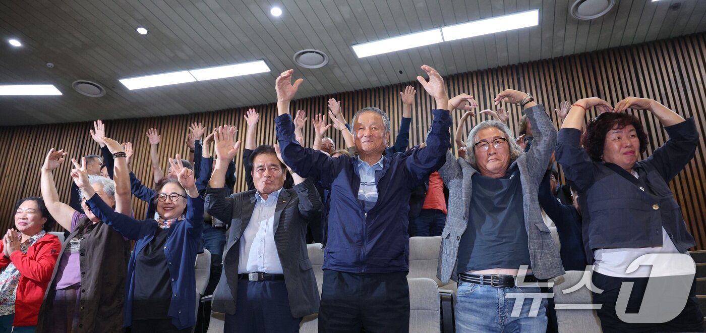 본문 이미지 - 지난 25일 서울 여의도 국회에서 열린 제 429회 국회&#40;정기회&#41; 제9차 본회의에서 경북·경남·울산 초대형산불 피해구제 및 지원 등을 위한 특별법안&#40;대안&#41;이 통과되자 해당 구역에 거주하는 방청객들이 환호하고 있다. 2025.9.25/뉴스1 ⓒ News1 신웅수 기자