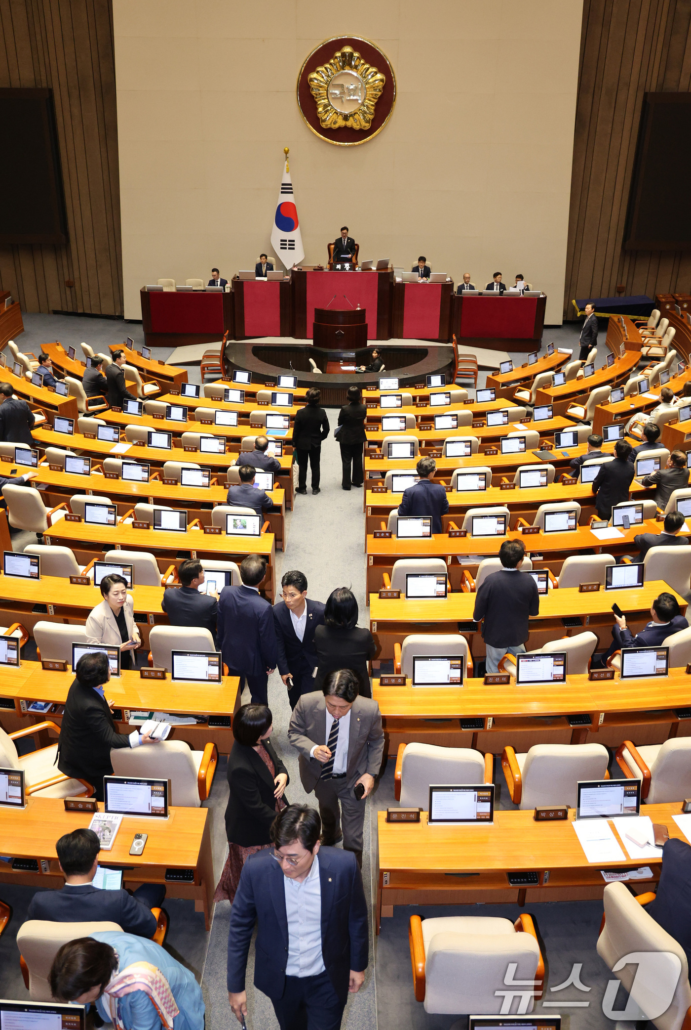 (서울=뉴스1) 신웅수 기자 = 25일 서울 여의도 국회에서 열린 제 429회 국회(정기회) 제9차 본회의에서 정부조직법 일부개정법률안(대안)에 대한 무제한 토론(필리버스터)이 시 …