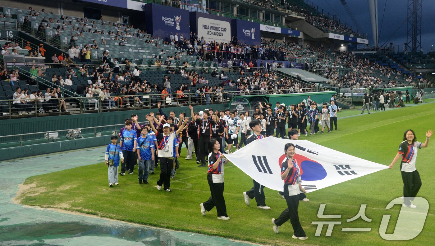 본문 이미지 - 2025 전주드론축구월드컵 개막식이 열린 25일 전북 전주시 월드컵경기장에서 선수단이 입장하고 있다. 2025.9.25/뉴스1 ⓒ News1 유경석 기자