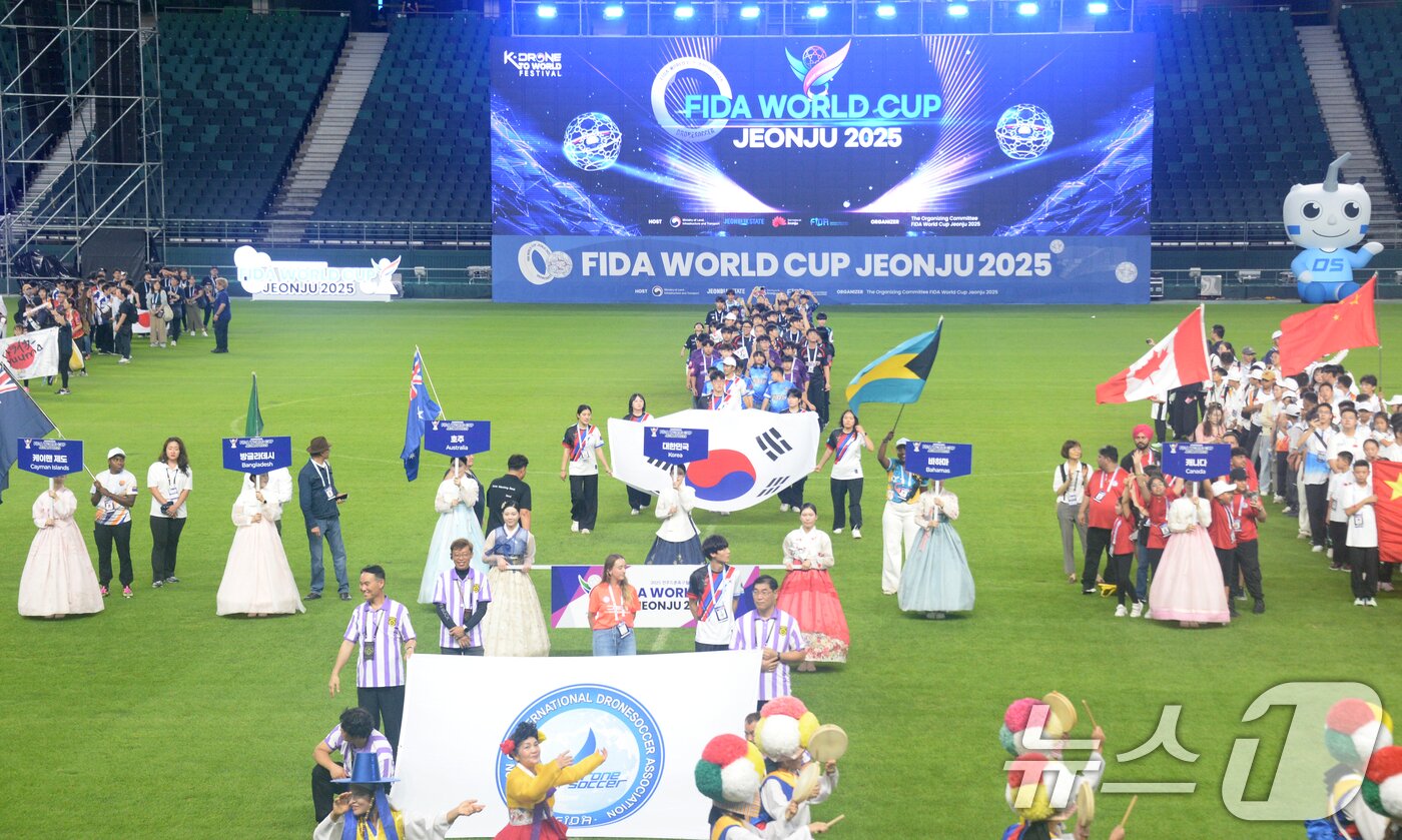본문 이미지 - 2025 전주드론축구월드컵 개막식이 열린 25일 전북 전주시 월드컵경기장에서 선수단이 입장하고 있다. 2025.9.25/뉴스1 ⓒ News1 유경석 기자