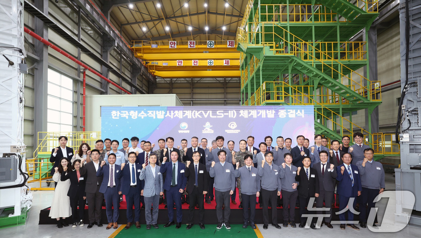(서울=뉴스1) = 25일 경남 창원 한화에어로스페이스(주)에서 열린 한국형수직발사체계-II 체계개발 종결식에서 참석자들이 기념촬영을 하고 있다. (방위사업청 제공. 재판매 및 D …
