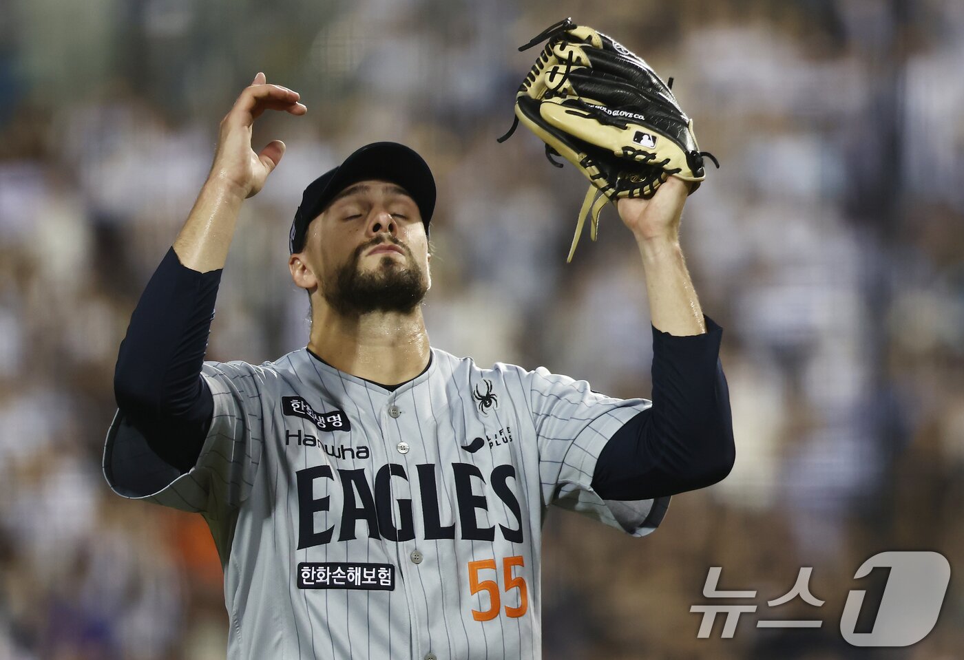 본문 이미지 - 25일 오후 서울 송파구 잠실야구장에서 열린 프로야구 &#39;2025 신한 SOL뱅크 KBO 리그&#39; 한화 이글스와 두산 베어스의 경기 5회말 1사 1,3루 상황에서 한화 선발 라이언 와이스가 두산 김재환의 3점 홈런으로 실점하며 아쉬운 표정을 하고 있다. 2025.9.25/뉴스1 ⓒ News1 김민지 기자