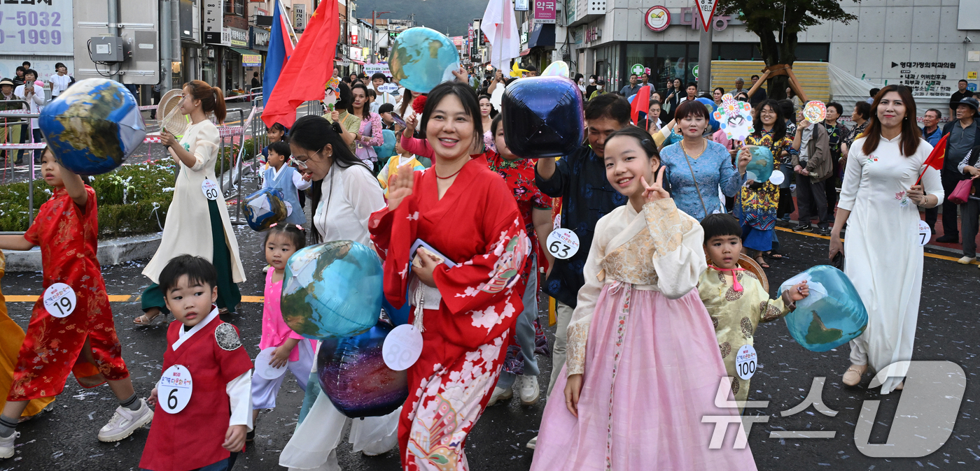 (서울=뉴스1) = 25일 오후 경남 거창군 거창읍 중앙로 대동로타리에서 ‘2025거창한마당축제’의 시작을 알리는 거리 퍼레이드가 진행되고 있다.거창군은 25일부터 28일까지 거창 …