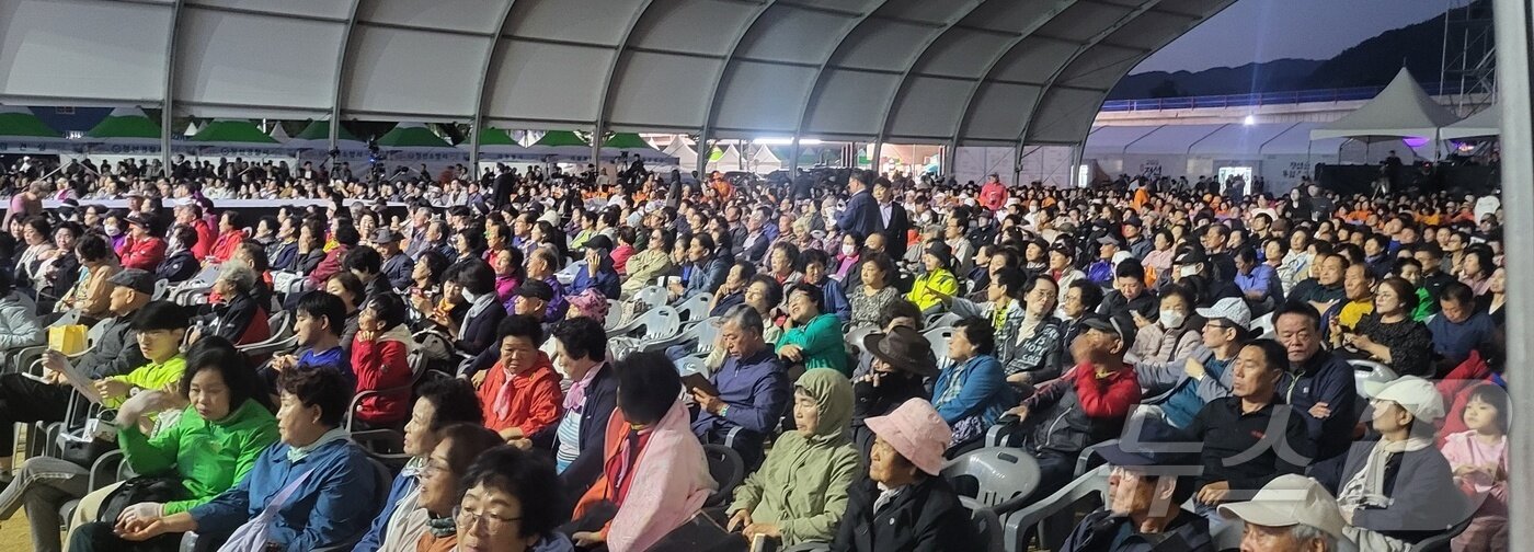 본문 이미지 - 강원 정선군과 정선아리랑문화재단이 준비한 제50회 정선아리랑제가 25일 정선공설운동장 일원에서 성황리에 개막했다. 2025.9.25/뉴스1 ⓒ News1 신관호 기자