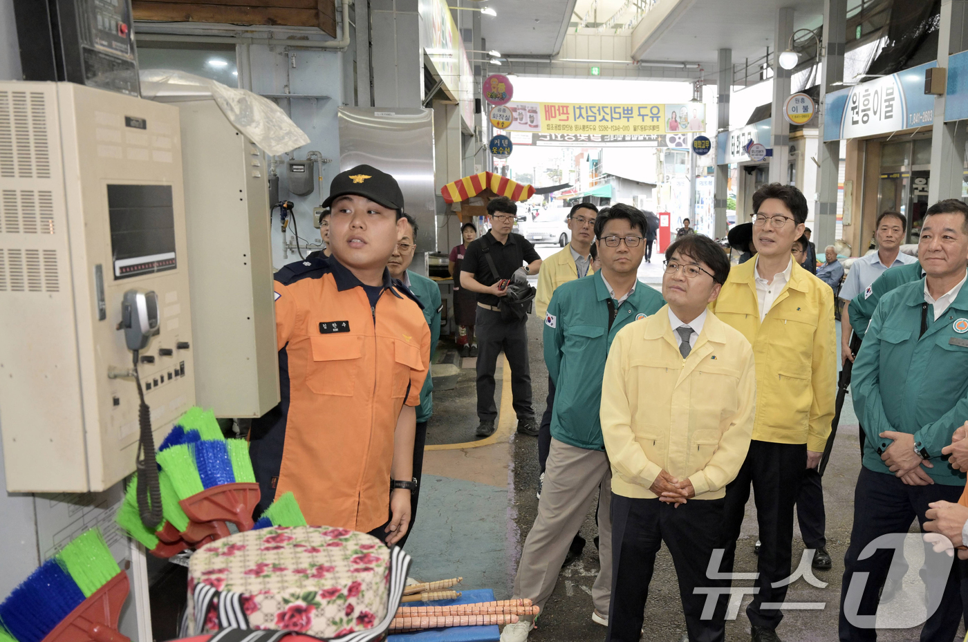 (서울=뉴스1) = 김광용 행정안전부 재난안전관리본부장이 추석 명절을 앞두고 25일 충남 공주시 유구전통시장을 방문해 전기·가스·소방 시설 등 안전관리 실태를 확인하고 있다. (행 …