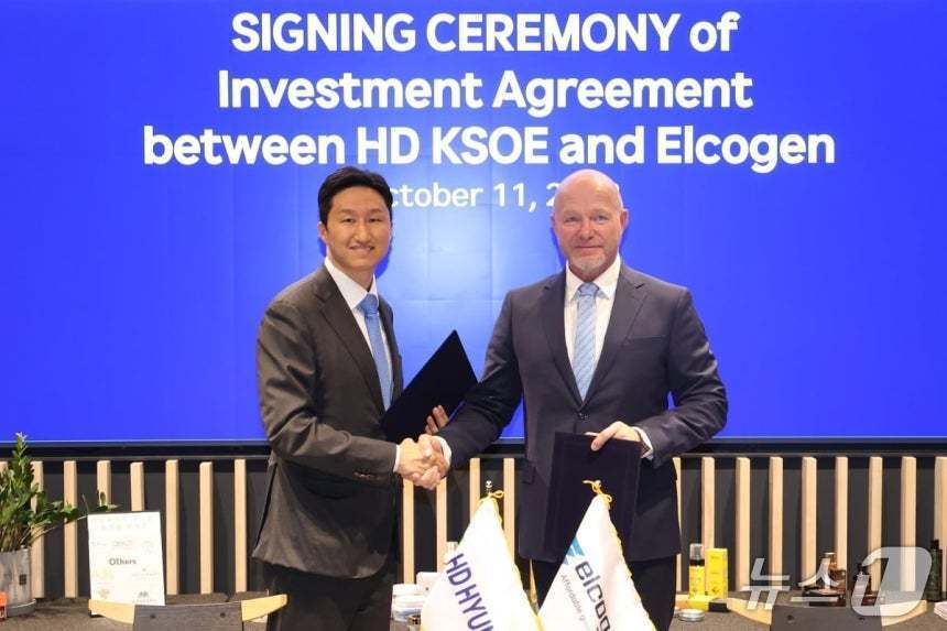 본문 이미지 - 정기선 HD현대 수석부회장은 사장 시절이던 2023년 10월, 엔 운푸 엘코젠 창업자와 서울스퀘어 에스토니아 비즈니스 허브에서 기술투자 계약을 맺었다. ⓒ 뉴스1