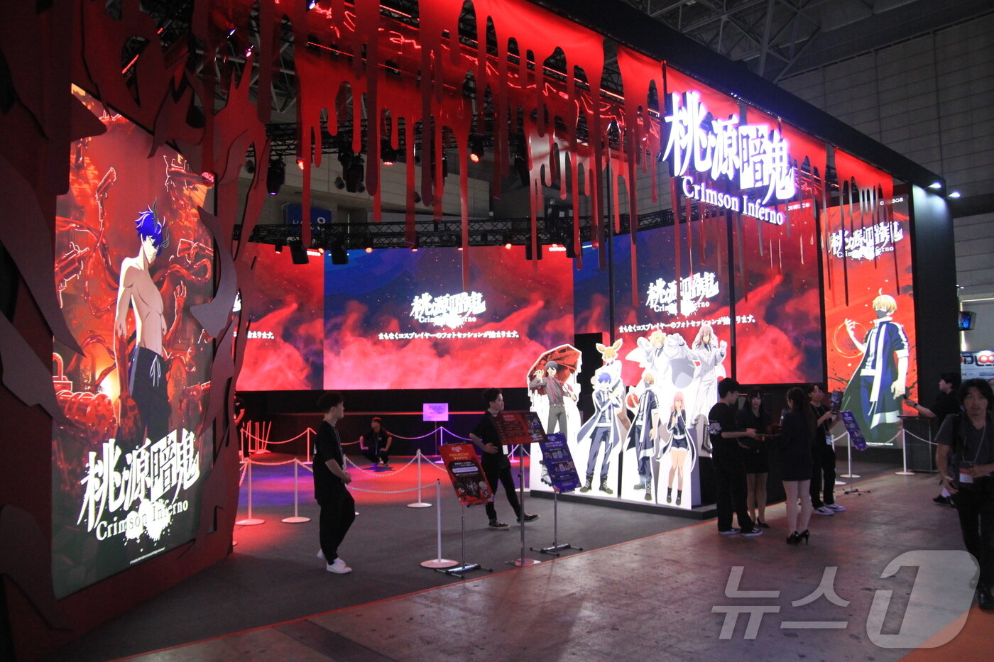 본문 이미지 - 컴투스가 일본 지바현 마쿠하리 멧세에서 열린 도쿄게임쇼&#40;TGS&#41;에 신작 &#39;도원암귀 크림슨 인페르노&#39;를 출품했다. 사진은 지난 25일 TGS 현장에 설치된 컴투스 현장 부스.2025.9.26/뉴스1 ⓒ News1 김민재 기자
