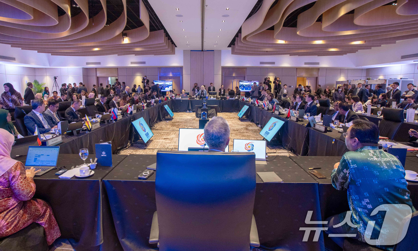 (서울=뉴스1) = 25일(현지시간) 말레이시아 쿠알라쿰푸르 국제컨벤션센터에서 말레이시아, 인도네시아, 싱가포르 등 아세안 회원국과 미국, 중국, 일본 등 18개국 경제장관이 참석 …