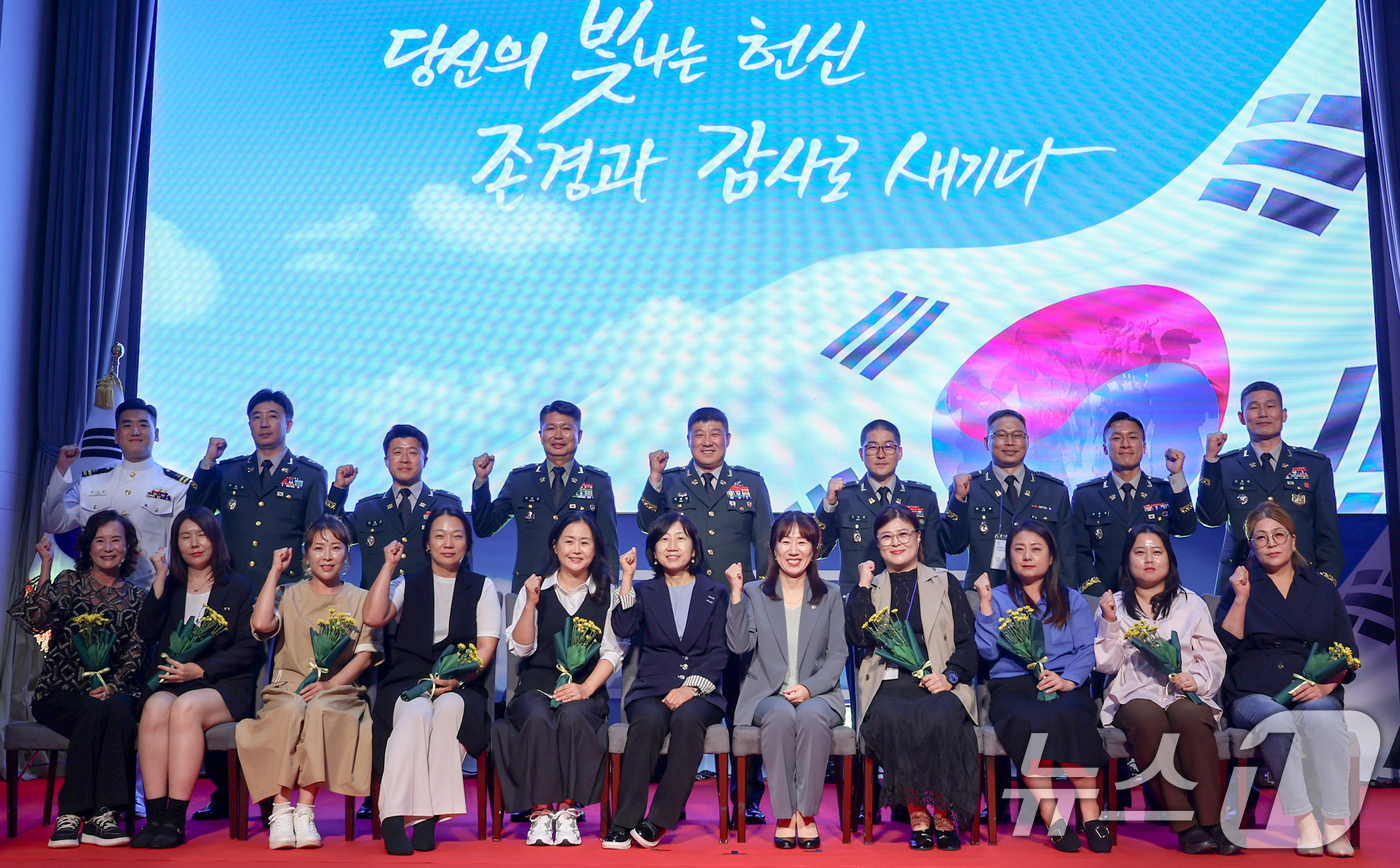 (서울=뉴스1) = 강윤진 국가보훈부 차관이 25일 오후 서울시 송파구 시그니엘호텔에서 열린 2025년 국군모범용사 격려 행사에서  국군모범용사및 가족들과 함께 기념사진을 촬영하고 …