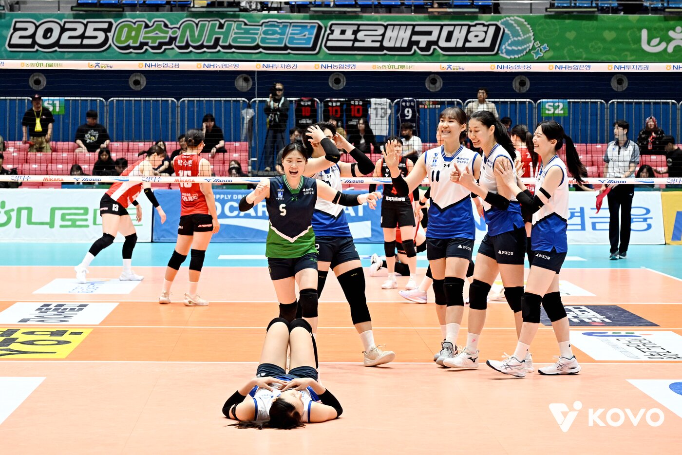 본문 이미지 - 현대건설 선수들. &#40;KOVO 제공&#41;