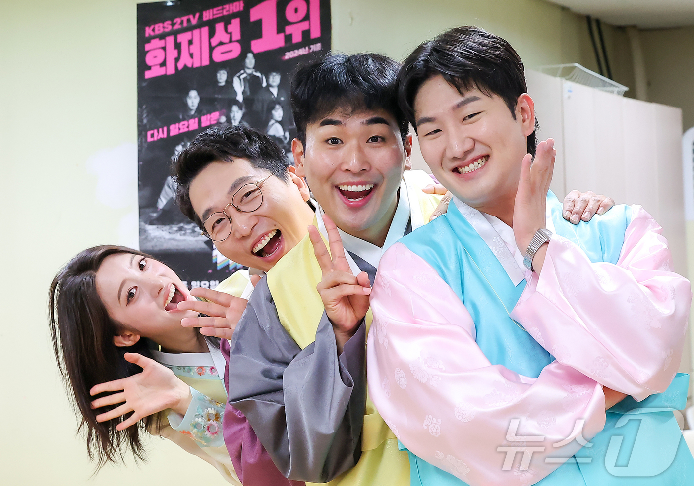 (서울=뉴스1) 김진환 기자 = KBS2TV 개그콘서트에 출연 중인 오민우(오른쪽부터), 장현욱, 정범균, 손민경이 서울 영등포구 여의도 KBS 연구동 내 개그콘서트 회의실에서 한 …