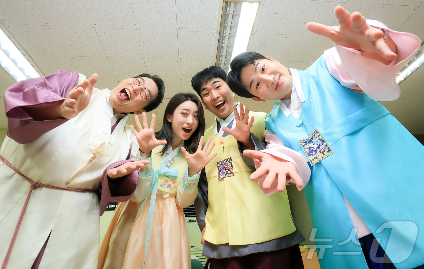 (서울=뉴스1) 김진환 기자 = KBS2TV 개그콘서트에 출연 중인 오민우(오른쪽부터), 장현욱, 정범균, 손민경이 서울 영등포구 여의도 KBS 연구동 내 개그콘서트 회의실에서 한 …