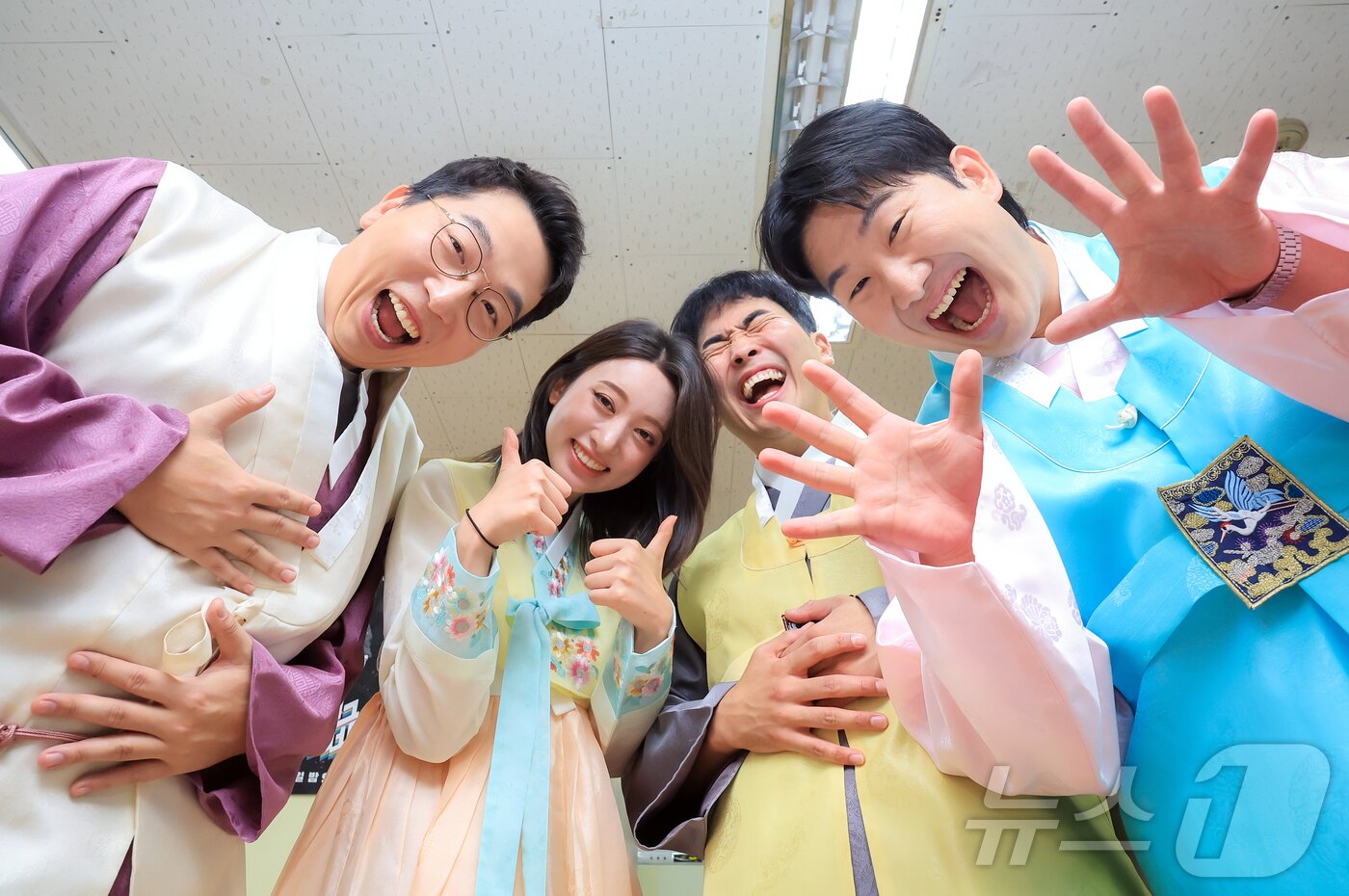 본문 이미지 - KBS2TV 개그콘서트에 출연 중인 정범균&#40;왼쪽부터&#41;, 손민경, 장현욱, 오민우 / 뉴스1 ⓒ News1 김진환 기자