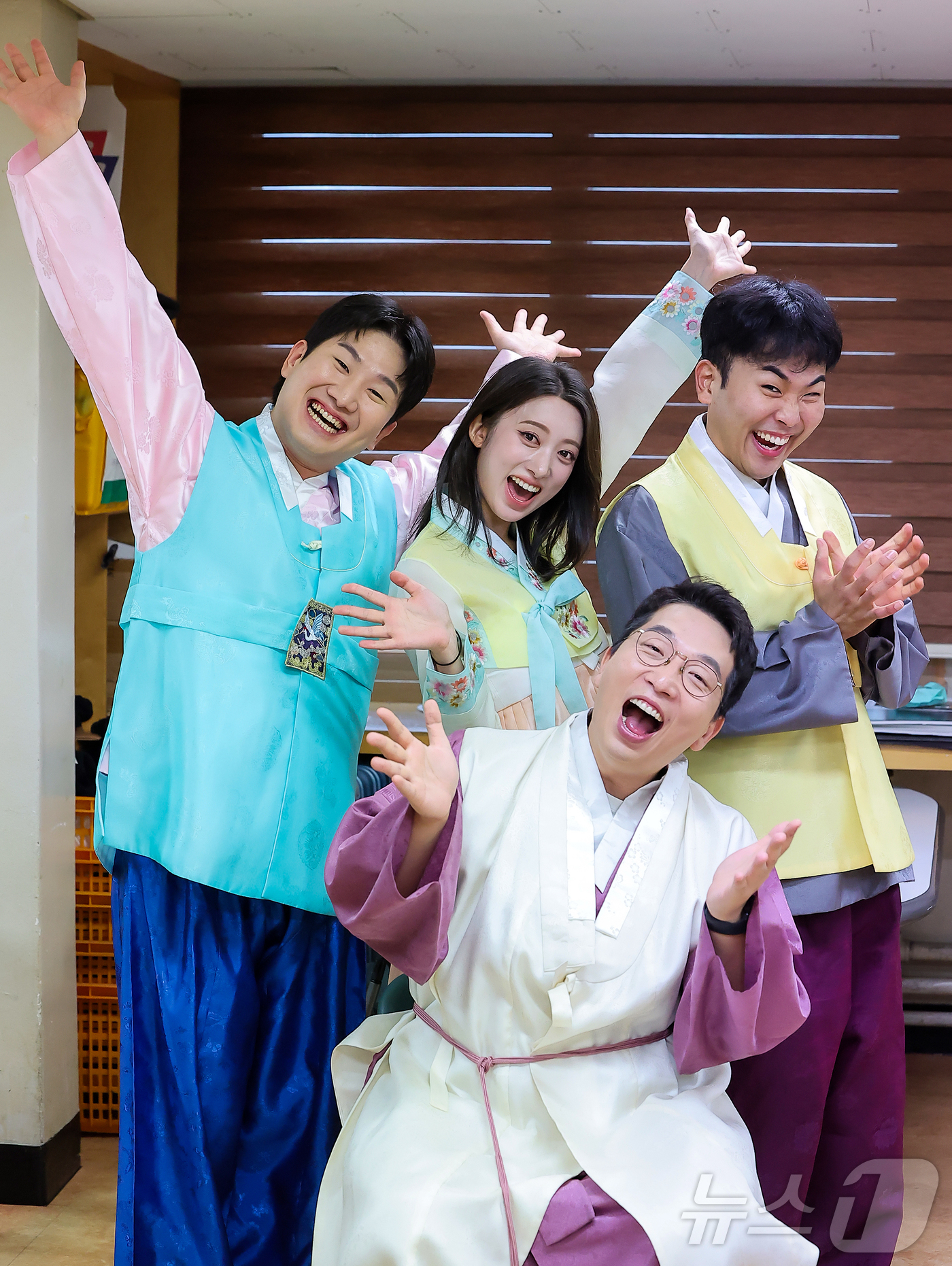 (서울=뉴스1) 김진환 기자 = KBS2TV 개그콘서트에 출연 중인 오민우(오른쪽부터), 장현욱, 정범균, 손민경이 서울 영등포구 여의도 KBS 연구동 내 개그콘서트 회의실에서 한 …