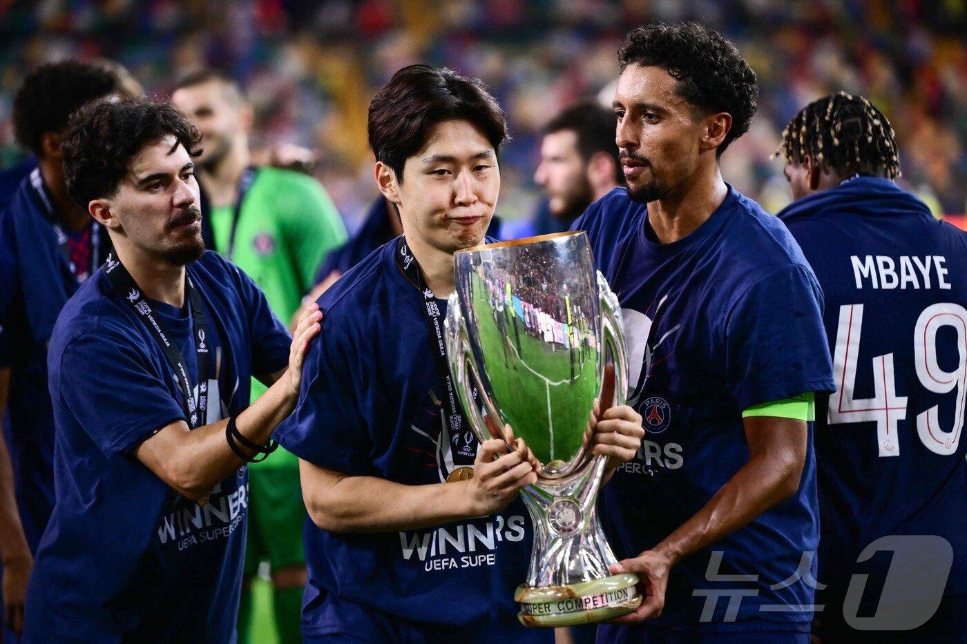 본문 이미지 - UEFA 슈퍼컵 우승 트로피를 든 이강인&#40;가운데&#41;.ㅌ ⓒ AFP=뉴스1