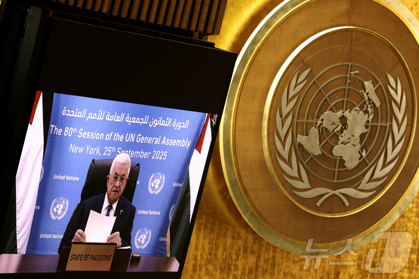 (뉴욕 로이터=뉴스1) 김지완 기자 = 25일(현지시간) 미국 뉴욕에서 열린 유엔 총회에서 마무드 아바스 팔레스타인 자치정부 대통령의 화상 연설이 재생되고 있다. 2025.09.2 …