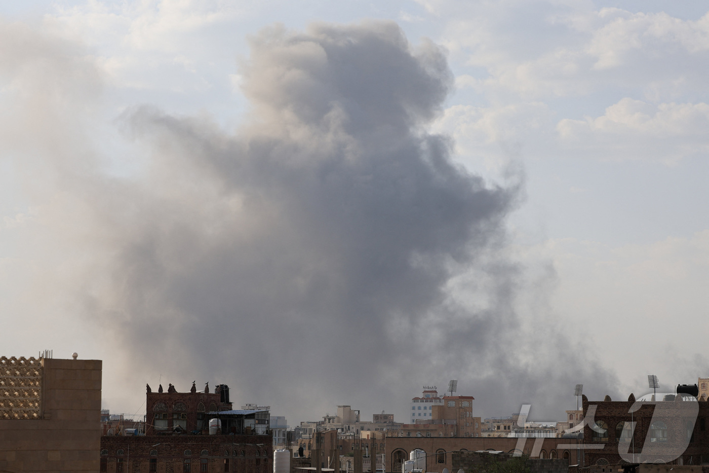 (사나 로이터=뉴스1) 김지완 기자 = 25일(현지시간) 예멘 수도 사나에서 이스라엘의 공습으로 인한 연기가 피어오르고 있다. 2025.09.25ⓒ 로이터=뉴스1