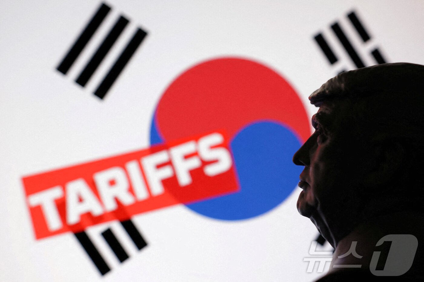 본문 이미지 - 3D 프린터로 제작된 도널드 트럼프 미국 대통령 모형 뒤로 태극기와 '관세'라는 단어가 나오는 일러스트. 2025.07.23 ⓒ 로이터=뉴스1 ⓒ News1 김지완 기자