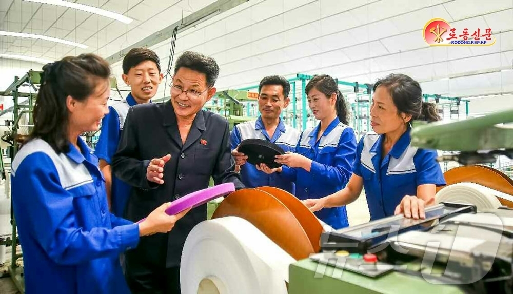 (평양 노동신문=뉴스1) = 북한 노동당 기관지 노동신문은 26일 만경대혁명사적지기념품공장에서 "기능공들과의 사업에 힘을 넣고 있다"고 선전했다. [국내에서만 사용가능. 재배포 금 …