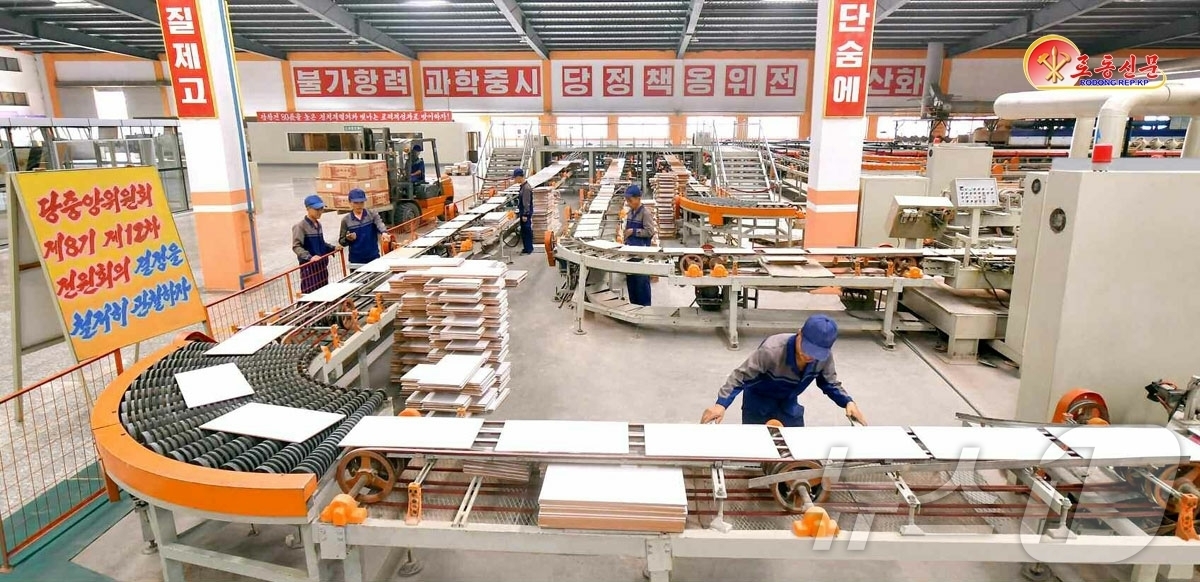 (평양 노동신문=뉴스1) = 북한 노동당 기관지 노동신문은 26일 천리마타일공장에서 "집단적 혁신으로 중요 건설장들에 보내줄 타일 생산에 박차를 가하고 있다"고 보도했다. [국내에 …