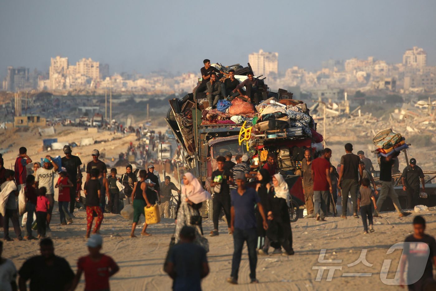 본문 이미지 - 이스라엘이 가자시티를 점령하기 위해 공격을 강화하는 가운데 팔레스타인인들이 24일&#40;현지시간&#41; 가자지구 중부 누세이라트 난민 캠프 도로에서 남쪽으로 이동하고 있다. 2025.9.24 ⓒ AFP=뉴스1 ⓒ News1 김경민 기자