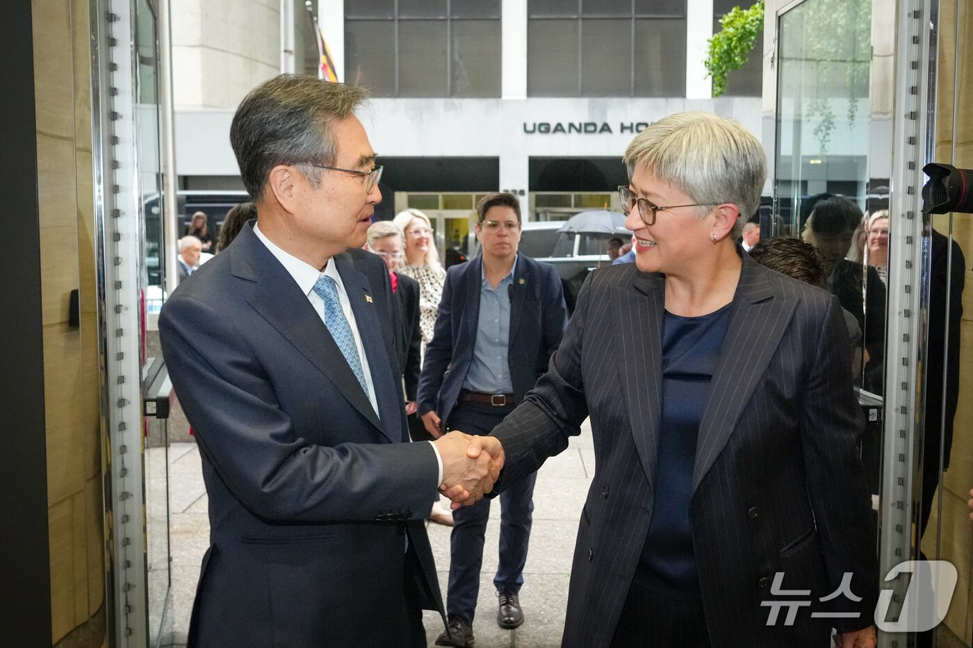 본문 이미지 - 조현 외교부 장관은 25일&#40;현지시간&#41; 제80차 유엔 총회 고위급 회기 참석 계기 페니 웡 호주 외교부 장관과 외교장관 회담을 가졌다. 2025.09.25. &#40;외교부 제공&#41;