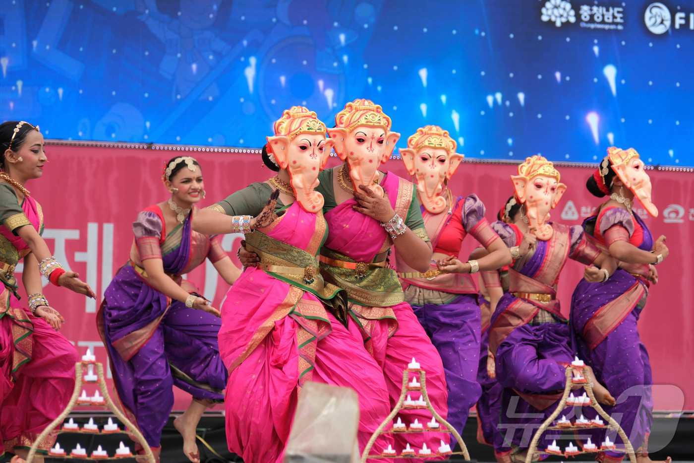 (천안=뉴스1) 이시우 기자 = 지난 25일 천안종합운동장 주무대에서 열린 '천안흥타령춤축제 2025’ 국제춤대회에서 인도 참가팀이 공연하고 있다. (천안시청 제공. 재판매 및 D …