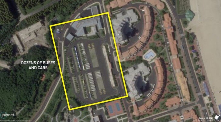 본문 이미지 - 지난 8월 10일에  '플래닛 랩스'(Planet Labs)가 촬영한 원산 갈마 리조트의 북쪽 주차장의 모습. 수십 대의 버스와 자동차로 가득 찬 모습. (NK뉴스 갈무리)  