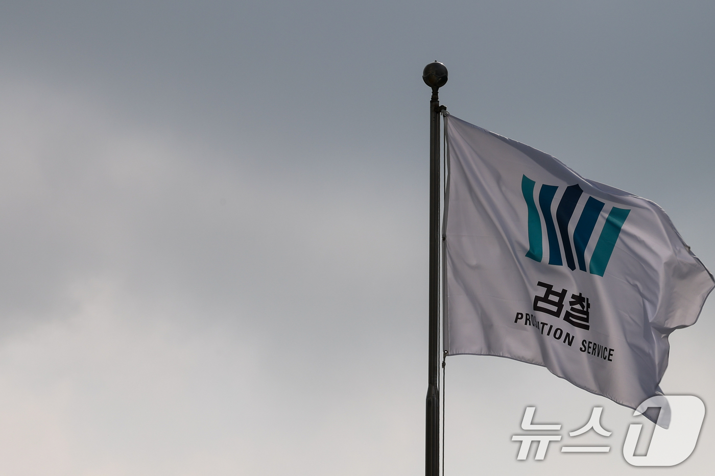 (서울=뉴스1) 안은나 기자 = 검찰청 폐지 등의 내용을 담은 정부조직법 개정안 처리를 앞둔 26일 서울 서초구 대검찰청 청사.이날 국회 본회의에서 개정안이 통과되면 1년간 유예기 …