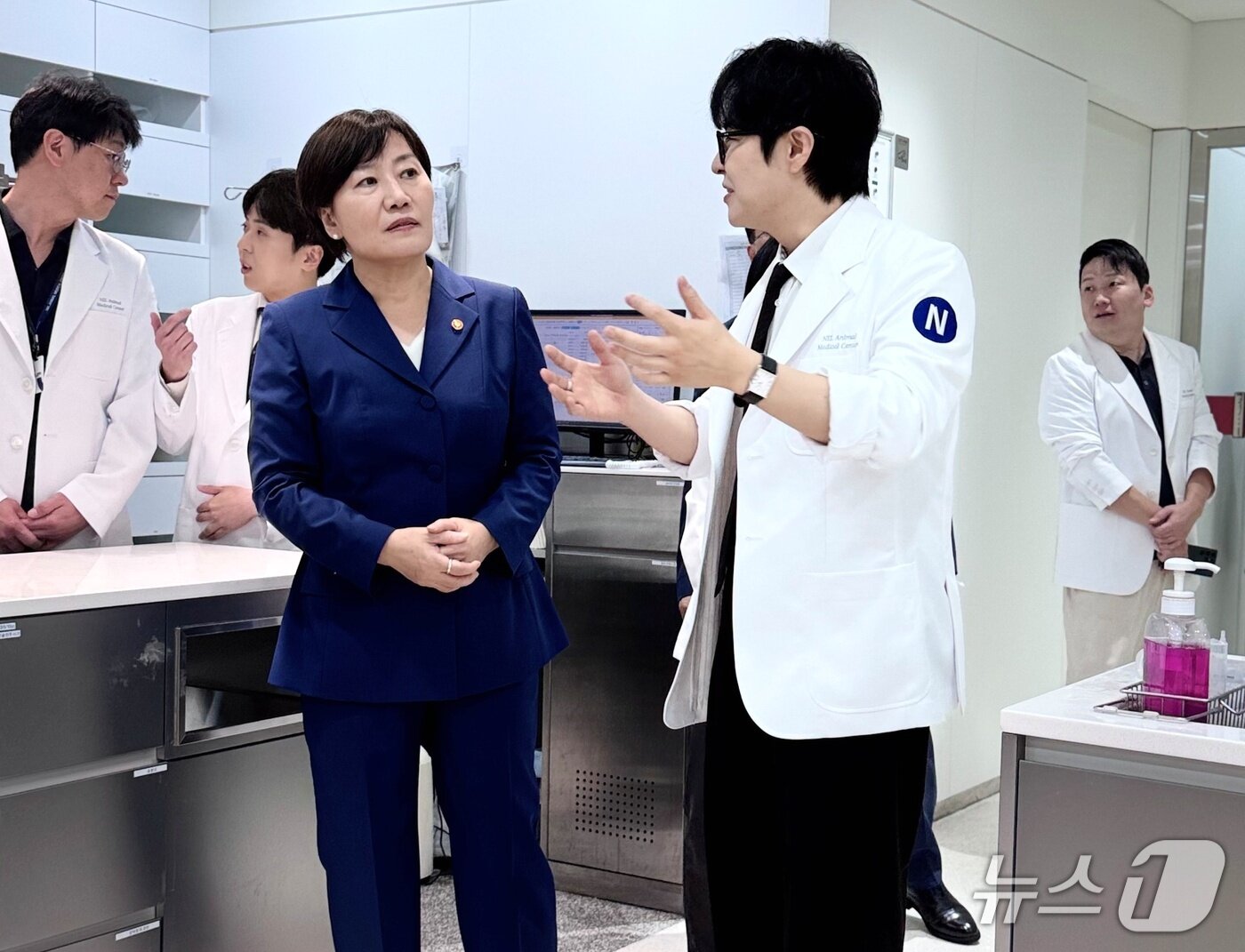본문 이미지 - 송미령 농식품부 장관은 25일 넬동물의료센터를 찾아 의료진을 격려했다&#40;동물병원 제공&#41;. ⓒ 뉴스1