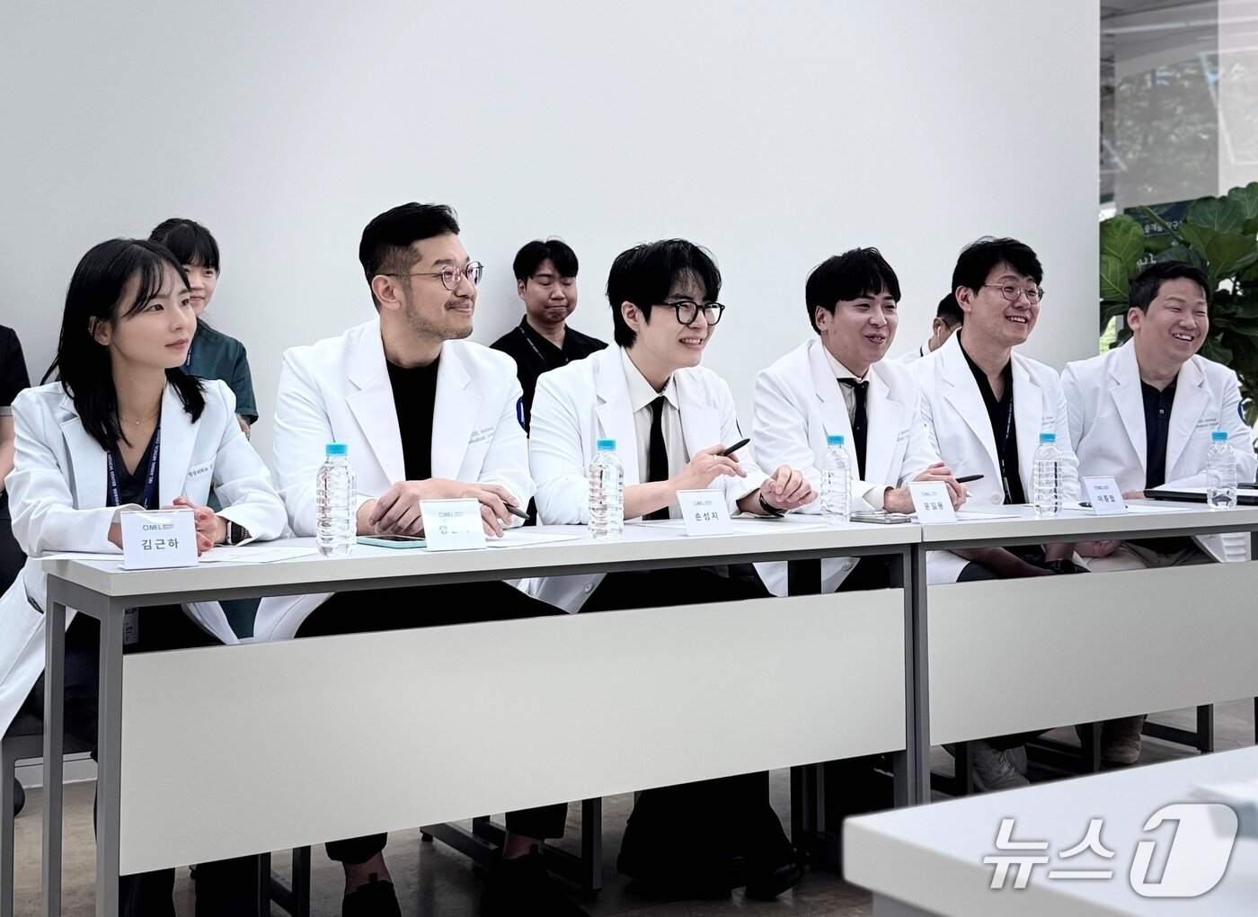 본문 이미지 - 송미령 농식품부 장관은 25일 넬동물의료센터를 찾아 의료진을 격려했다&#40;동물병원 제공&#41;. ⓒ 뉴스1