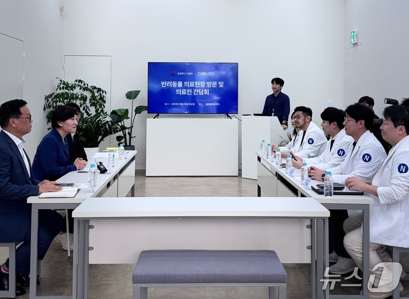 본문 이미지 - 송미령 농식품부 장관은 25일 넬동물의료센터를 찾아 의료진을 격려했다&#40;동물병원 제공&#41;. ⓒ 뉴스1